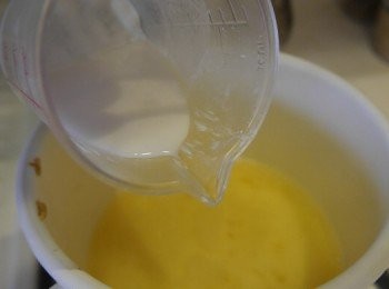 step4: ☞2匙糯米粉加2匙水攪拌後放入蝦米水中攪拌。