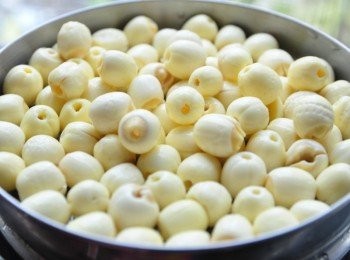 step1: 先將蓮子稍微沖洗即可放入內鍋