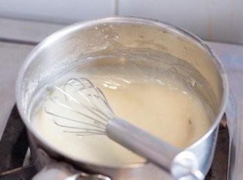 step7: <span class="group_2">酸忌廉檸檬內餡</span>鍋放上爐上，開中火，一直保持攪拌至混合物開始滾起及看見小氣泡後立即調到慢火，繼續邊攪拌邊多煮大約 1 1/2 分鐘至變成漿糊狀