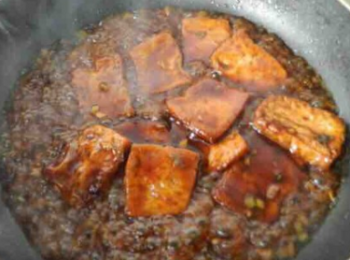 step7: 最後加入煎好的豆腐煮五分鐘左右，倒入水澱粉，煮至湯汁濃稠即可。