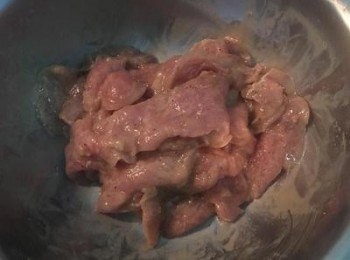 step2: 小里肌肉片用醃料抓勻備用。
