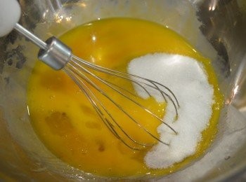 step2: 蛋黃加入30g 砂糖用手動打蛋器拌勻。（不需打發，只要攪拌至砂糖完完溶解，混合均勻即可。）