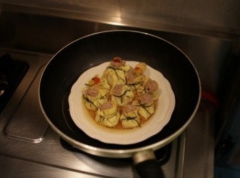 step8: 蒸出來的湯汁可以重淋回燒賣上，或是勾點薄欠再淋，也可以單獨吃燒賣