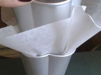 step1: 剪烘焙紙成方形，放在蛋糕模上，再用另一個蛋糕模放在上面，便可鋪好烘焙紙。用普通馬芬模都可以