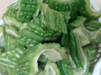 step1: 先把苦瓜洗淨切件。