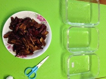 step3: 紅棗肉，桂圓剝開加500ml水煮15分鐘。出鍋取出桂圓去核留肉。