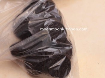 step2: 放入保鮮袋，用木捧壓碎。