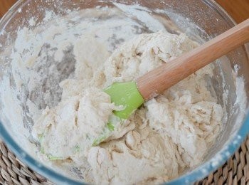 step2: 將麵粉、鹽、牛奶和步驟一的酵母放在大碗內，拌勻。然後逐少加入水，拌勻 （如麵糰獨濕潤，可加點麵粉，太乾，多加點水）