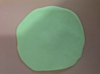 step5: 將小麵團壓扁，擀成中間厚，邊緣較薄的小圓片。