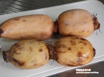 step1: 有些攤位的蓮藕都是包覆著河裡泥土賣，買回家可能要花時間清洗才能

熬煮，所以請三思再購買[依個人喜好]。