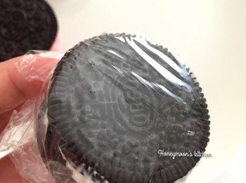 step3: 拿出雪好的雪糕，用模印出雪糕，夾在2片餅乾中間，用保鮮紙包好，再雪入冰箱15分鐘左右，就可以享用了。