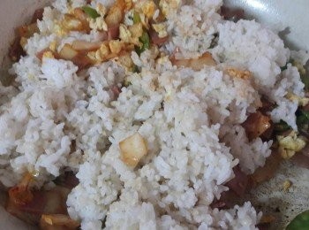 step4: 把白飯加入拌炒 , 再加入鹽和黑胡椒調味