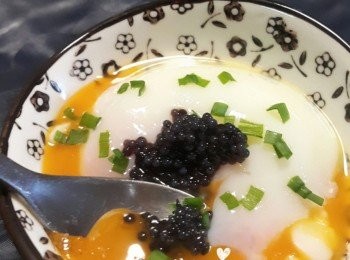 step4: 將雞蛋拿出和去殼, 灑上海鹽, 蔥粒及魚子醬, 即成可口慢煮溫泉雞蛋配魚子