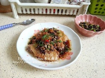 step7: 淋上<span class="group_2">調味料</span> , 最後加入蔥絲裝飾即可