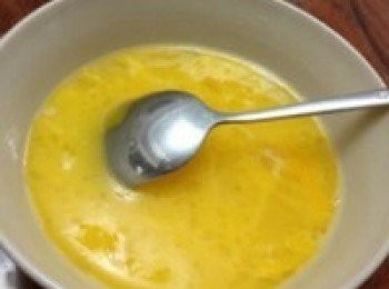 step2: 雞蛋加入35克糖攪拌均勻至糖融化。