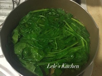 step1: 煮滾一鍋水後，撒入少許鹽巴
再將洗淨的菠菜放入川燙2分鐘撈起