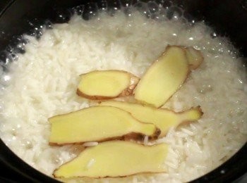 step6: 3分半鐘後打開蓋。已形成飯眼的情況。但仍有一些水分。