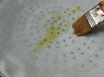 step8: 牛油紙再掃上一層油,放在蒸碟上