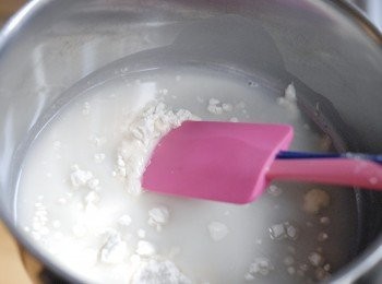 step1: <span class="group_1">湯種</span>做法：先將高筋麵粉與水拌勻至沒有粉粒，然後放入小鍋內，用小火煮，不停攪拌