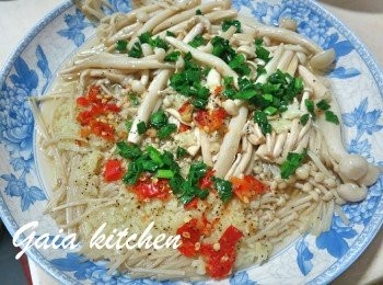 step1: 先舖金針菇、再撒少許鹽、黑椒、蒜蓉、剁椒，滾水落獲蒸7-9分鐘，(不要放水，菇會出水)，再淋上蔥油，食得。