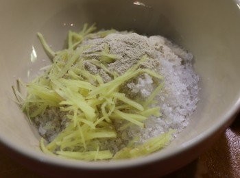 step3: 將粗鹽、沙薑粉和薑絲混合。