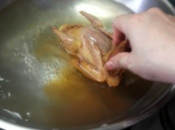 step3: 燒熱一鍋水，水滾將乳鴿飛水大約10秒，讓乳鴿表皮收緊