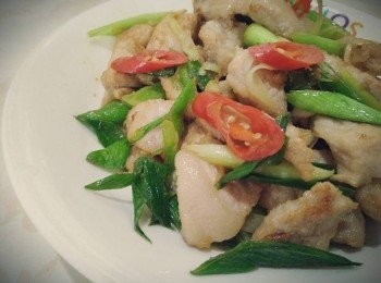 step3: (看松阪豬肉厚度而定，悶鍋10分鐘時, 可開蓋確認松阪豬肉有變軟）, 加入少許醬油、塩巴、辣椒和大蒜，炒勻即可盛盤上鍋的享用美味帶勁的蒜香松阪豬。