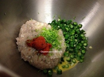 step2: 將所有材料放在大碗內, 用手混合好, 在用力撻10多下, 用保鮮紙包好, 放入雪櫃雪最少1小時