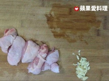 step1: 將蒜頭用刀背輕拍，去皮，切碎。雞腿切塊。