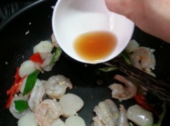 step11: 讚紹興酒炒勻