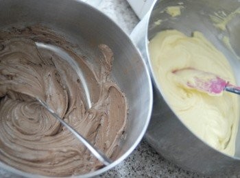 step3: 最後下牛奶徹底拌勻。將一半的蛋糕糊與可可粉拌勻