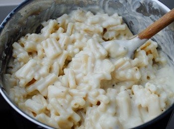 step5: 加入通心粉拌均，將通心粉倒入烤盤內，再在上面灑上Parmesan芝士碎及麵糠