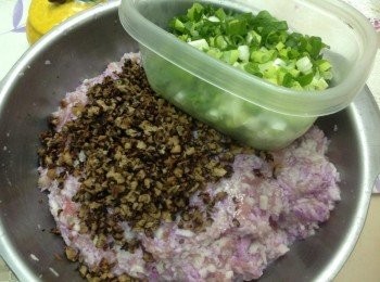 step1: <a href="https://bit.ly/3EZL8dD" target="_blank" data-keyword="雞胸" class="guide-link"><strong>雞胸</strong></a> <span style="display:inline-block;vertical-align:middle;margin-top:-3px;color:initial;border-radius:3px;padding:2px 3px;font-size:12px;line-height:14px;background:#87d300;color:#fff;">即買</span> 肉剁成泥，白山藥、紫山藥切成細末，加入麵包粉，香菇末、蔥末拌勻，義大利綜合香料、塩調味