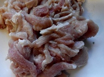 step1: 將五花腩絲與調味料攪拌醃20分鐘～半小時備用