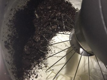 step8: 攪至企身後再加入已打碎的OREO餅