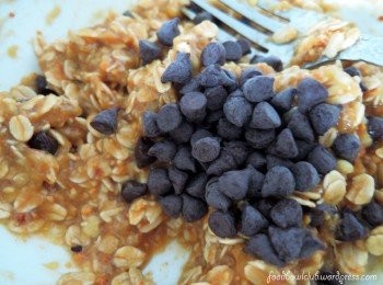 step4: 加入干性<span class="group_1">食材</span>如燕麦片，巧克力豆，花生粉（你甚至可以添加一些你喜爱的坚果类）到香蕉泥里，再次搅拌均匀即可。