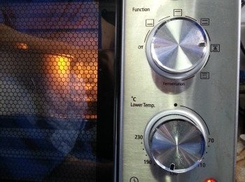 step13: 將模放入焗爐,將焗爐轉用上火170度,下火用160度焗45分鐘(焗爐溫度會有差別,如竹籤插入中間後取出沒有粉漿,客易插入即可)