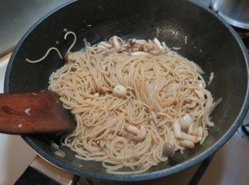 step4: 少許水一起拌炒.入味