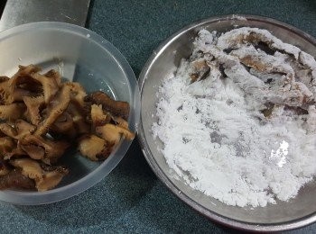 step3: 當冬菇條醃好後,用手揸乾水份,再將冬菇條沾滿生粉(此步驟必須於燒熱油時才沾上生粉)