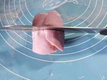 step9: 卷起後在中間位置用刀切開成二件