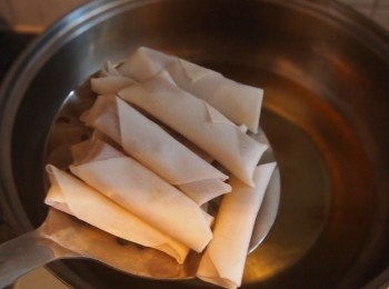 step4: 油滾後轉小火，放入年糕春卷，炸至淺金黃色取出，然後再大火炸約30秒，隔油即成