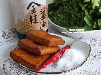step2: 準備了豆干、辣椒、鹽等<span class="group_1">食材</span>一塊搭配使用