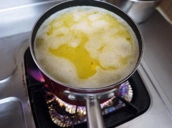 step2: 把鮪魚罐頭的油倒出後，把鮪魚加入湯鍋裡； 倒入少許的牛奶與適當的水