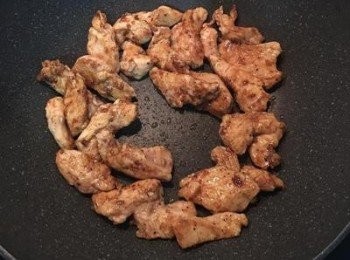 step3: 熱炒鍋中放少許油，將雞肉兩面煎上色。