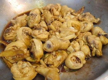 step3: *入雞肉繼續炒香至變色~加入米酒，麻油，醬油膏，冰糖拌炒均勻。其中須稍微翻炒以免沾鍋。拌炒至收汁即可~