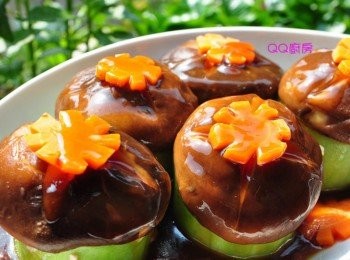 step11: 一道將<span class="group_1">食材</span>蒸出鮮甜味，再以【萬家香大吟釀薄鹽醬油】為主醬與其他調味搭配調和的醬汁淋在大黃瓜上，料理不但美觀也更增美味口感喔~