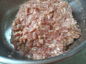 step1: 豬絞肉順方向攪拌至起膠後放入調味料醃半小時。
調味料:
义燒醬1.5湯匙，柱侯醬1湯匙，生抽(淡醬油)1湯匙，玫瑰露1.5湯匙，砂糖5茶匙，麻油半湯匙，胡椒粉適量。