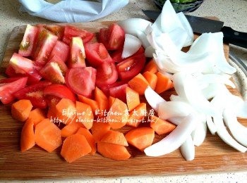 step4: 甘旬去皮 , 洋蔥去衣 , 蕃茄洗淨切件 , 甘旬切細粒 , 洋蔥切件