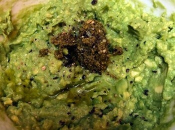 step2: 加入青檸汁、1湯匙意式香草醬、鹽和黑椒拌勻上碟。