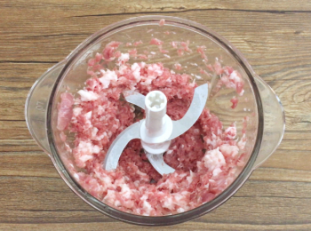 step3: 梅頭豬肉用攪拌機攪碎。